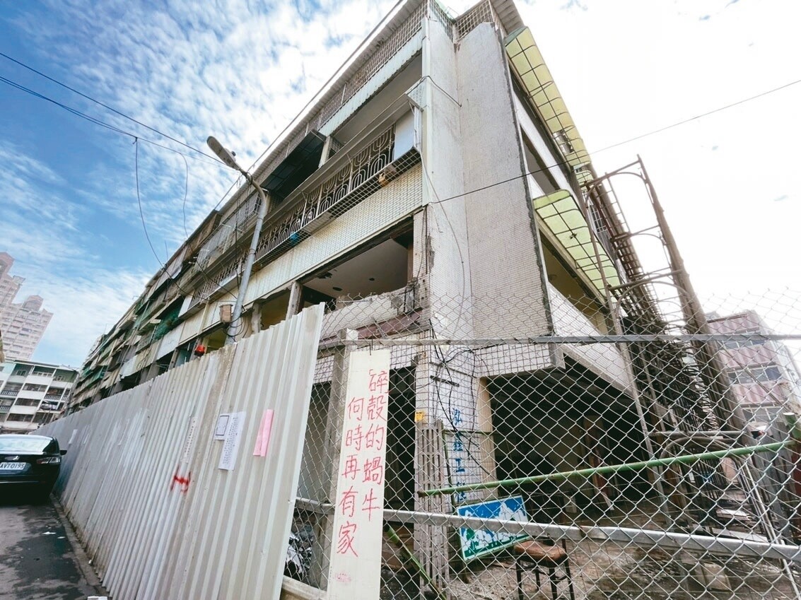 高市府進行海砂屋仁愛河濱商城「單元一」125戶建物拆除，居民留下心中的疑慮：碎殼的蝸牛何時再有家？記者徐如宜／攝影 