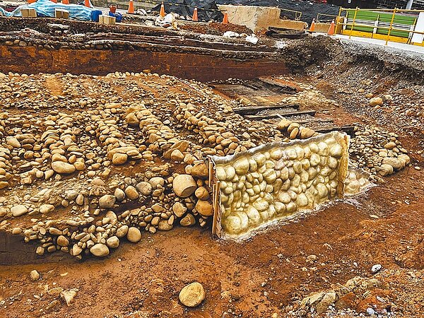 桃園火車站捷運綠線G07站工程發現清代遺構,鵝卵石疑似當年穩定鐵軌所用,類似如今枕木。(桃園市捷運工程局提供/賴佑維桃園傳真)