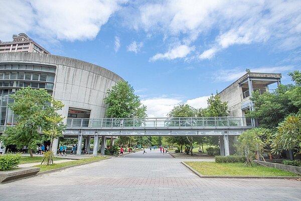 新北市桃子腳國中小因學生數大增,計畫增建校舍卻流標。圖/學校提供