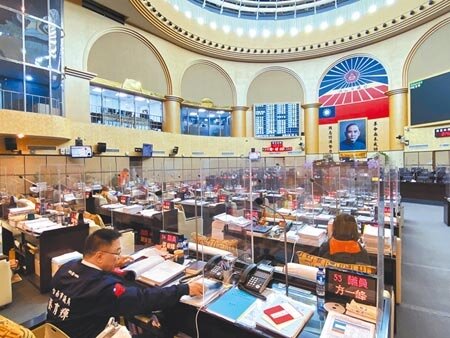 台南市議會加開臨時會審查台南市政府明年度總預算，結果開議8天有4天流會，溪北地區議員22日提出臨時會改回新營民治議事廳開會。（曹婷婷攝）