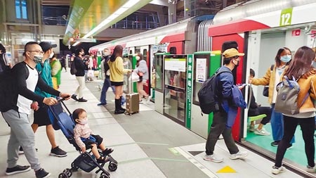 台中捷運綠線今年4月正式通車營運，營運績效尚稱良好；董事會通過調薪7％，依程序報市府核定，明年1月1日起生效。（陳世宗攝）