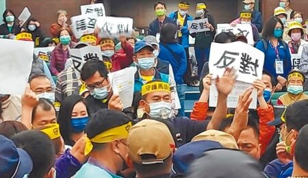 高雄市馬頭山擬建養豬場,民眾抗議「違反行政程序、未在10天前通知、會議無效」,整場會議在民眾抗議聲下落幕。(林雅惠攝)
