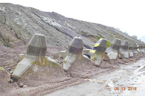齊國砂石有限公司於大安溪原住民保留地，堆積汙泥如山。圖／彰化地院提供