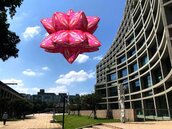 跳脫實體！巨型粉紅AR能量球飄在松菸上空　全民互動「自由呼吸」