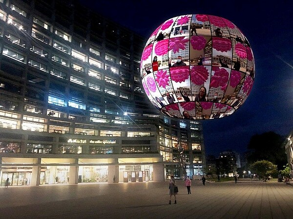 12月底前上傳照片至活動粉絲頁,就有機會和能量球一起飄浮夜空迎接新年。圖/台北文創提供