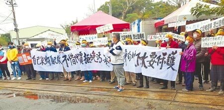 反坤輿自救會23日上午再次前往坤輿公司前拉白布條抗議,並質疑苗栗縣政府環保局放任坤輿試運轉計畫。(李京昇攝)