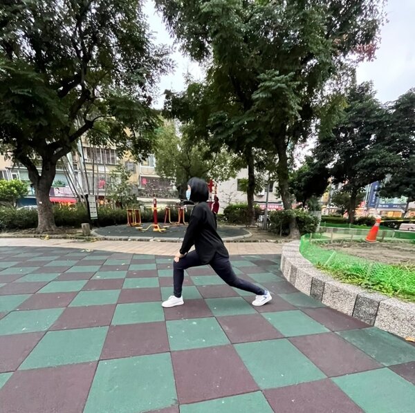 永慶房屋員工林芷驪平均每天走2萬步以上，培養健走運動的好習慣，讓身體更健康。圖／永慶房產集團提供