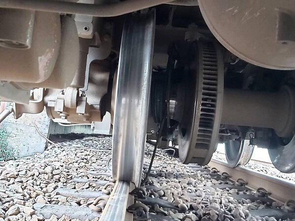 纏繞普悠瑪列車車底的銅線。記者游明煌/翻攝