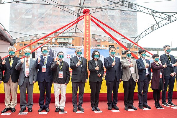 國家住宅及都市更新中心昨（23）日在臺北市萬華區盛大舉辦「萬華安居」社宅開工典禮，由總統蔡英文親自執鏟，內政部長徐國勇、臺北市副市長彭振聲、國家住都中心代理董事長花敬群以及各方嘉賓一同蒞臨，祈求工程順利進行，過程平安順利。圖／國家住都中心提供