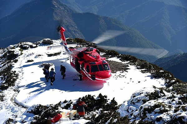 空勤總隊第二大隊本月15日,順利將桃園市消防局、台中市消防局共9位搜救人員運送到中央尖山執行搜救任務。圖/內政部空勤總隊第二大隊提供