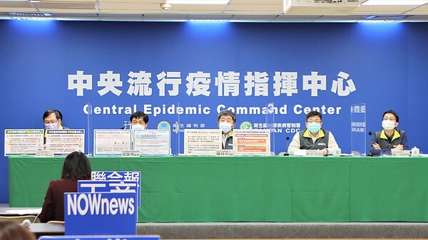 發言人莊人祥(左起)、衛福部(ACIP)委員邱政洵、指揮官陳時中、疫情監測組組長周志浩 、醫療應變組副組長羅一鈞。第二排防疫醫師蘇家彬。圖/指揮中心提供