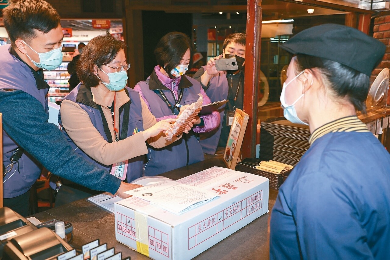 台北市衛生局食藥科長陳怡婷表示，各縣市都努力向中央爭取人力，中央只說「會考慮」，目前只能用既有的人力稽查，圖為北市積極豬肉標示情形。圖／聯合報系資料照片 