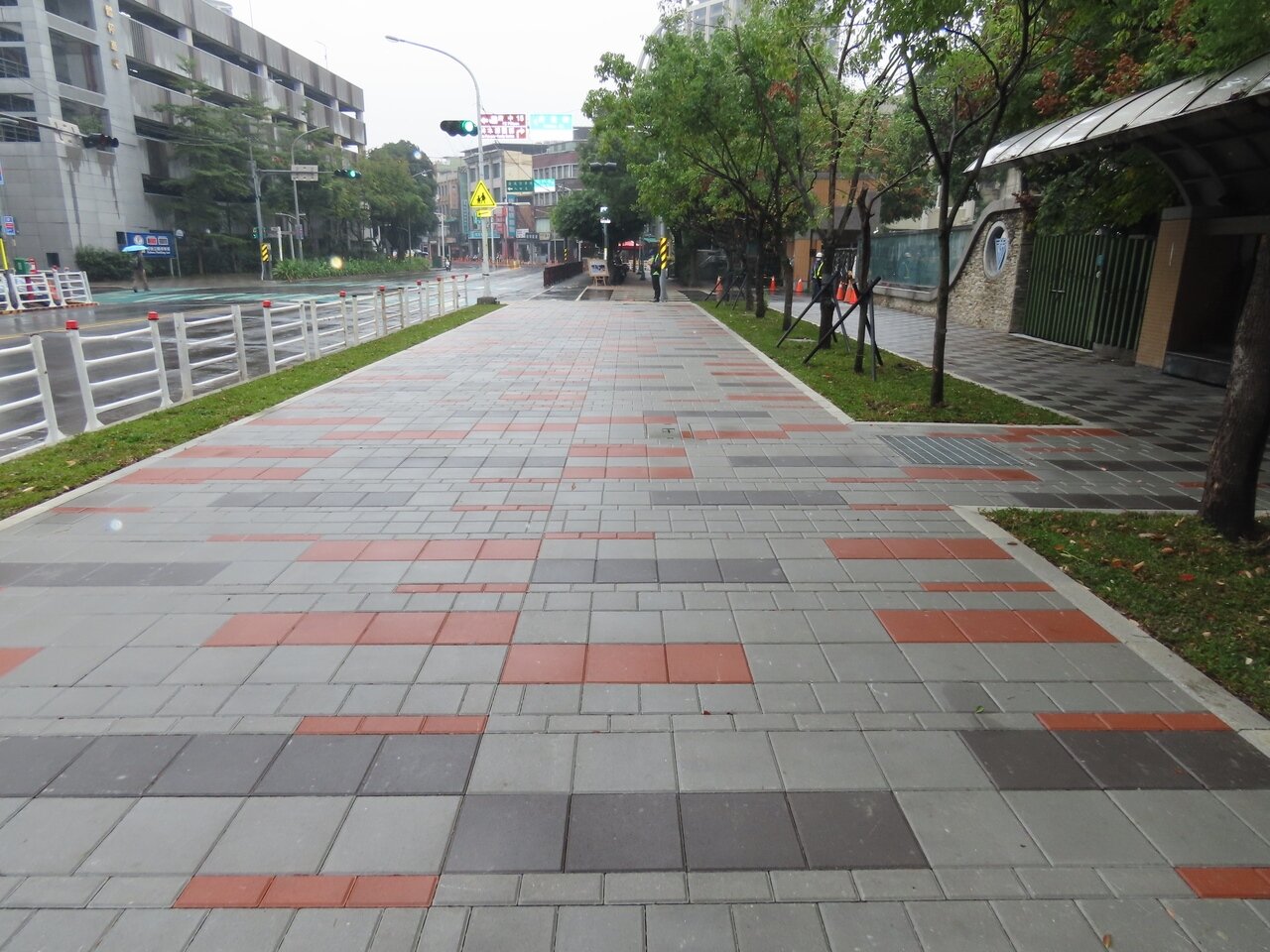 文化路人行道磚面採用漸變比例灰色及紅色，以跳色方式鋪排。記者李定宇／攝影 