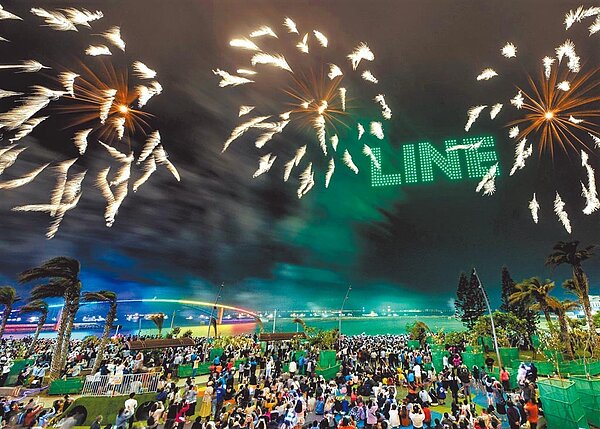 2022澎湖國際海上花火節歡慶20周年,再度攜手熱門IP「LINE FRIENDS」打造花火盛會。(澎湖縣政府提供/陳可文澎湖傳真)