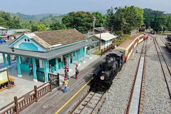 阿里山林鐵慶通車109周年及古蹟竹崎車站整修完工,將活動場地移到竹崎車站,開行國寶級蒸汽火車SL-25「崎.有囍事」主題列車。圖/林鐵及文資處提供