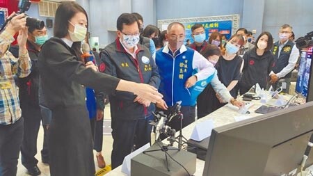 桃警無人機隊暨AI巡防系統24日成立，桃園市長鄭文燦（中）表示，無人機隊、AI巡防系統成立，代表桃警進入科技辦案的里程碑。（賴佑維攝）