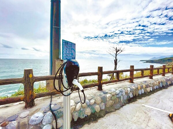 豐濱鄉公所在海上古道旁設充電站，車主等候充電時間，還可環繞太平洋古道視野超好景致。（豐濱鄉公所提供／王志偉花蓮傳真）