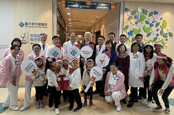 台中榮總院麥當勞叔叔親子房改裝為3間親子房全新落成,每年約可提供遠地就醫的兒童家庭1095晚的免費住宿。圖/台中榮總提供