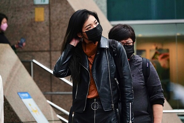 25日起至下周二晨受強冷空氣影響,氣溫驟降,愈晚愈濕冷。圖/聯合報系資料照