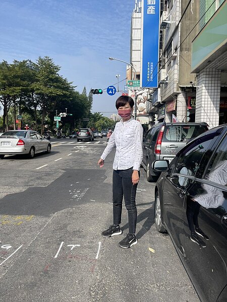 民進黨台南市議員陳怡珍指出,南門路路平專案只施作建業街口到大成路口路段,批爛路改善只做半套。圖/陳怡珍提供
