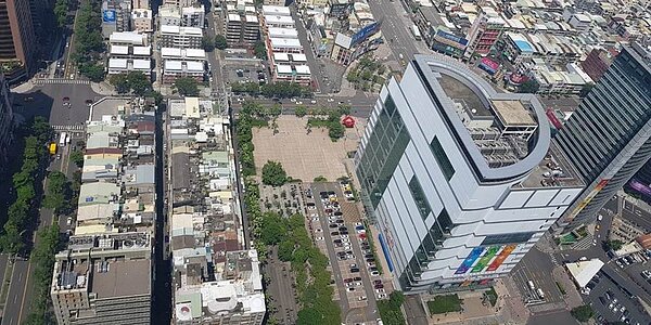 位於亞灣入口的大遠百,九連霸高雄地王,每坪公告土地現值190.1萬元,比去年上漲1.7萬元。圖/記者顏瑞田攝影