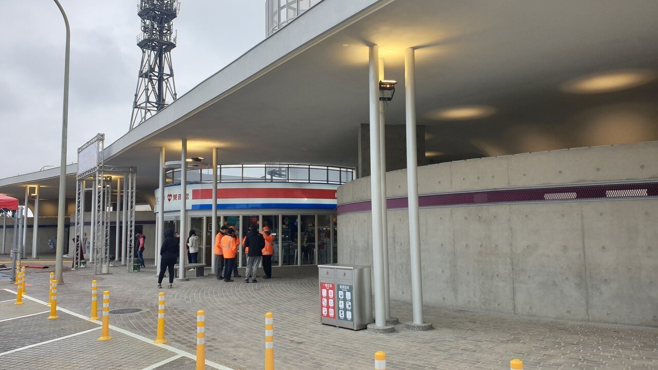 中山高五楊高架楊梅休息站是高架路段唯一的休息站，而且還有便利商店。記者鄭國樑／攝影 