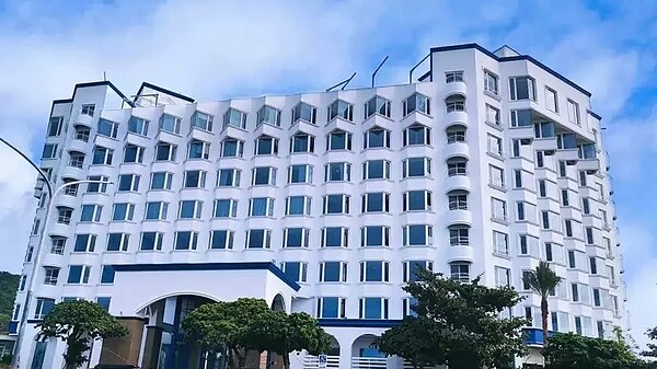 墾丁長灘休閒飯店主打「無敵海景第一排」、「墾丁最大親子渡假樂園」和平價策略,25日正式開幕,週末2天均滿房。 圖/長灘提供