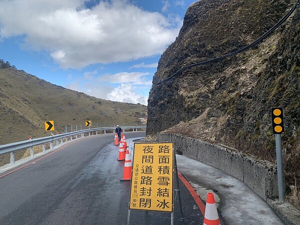 台14甲線合歡山公路水晶宮路段及落鷹山莊附近彎道路段,因位處背陽側日照不足,凌晨局部結冰機率高。圖/公路總局提供