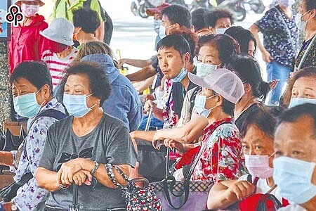 腦霧是感染新冠肺炎常見後遺症,醫師憂心恐加速中老年族群大腦病變,失智症提前找上門。(黃子明攝)