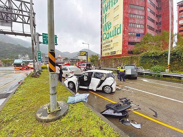 蘇花改蘇澳端北上隧道出口，25日中午發生連環車禍，讓北上車道一度全線封閉。（宜蘭縣政府警察局提供／胡健森宜蘭傳真）