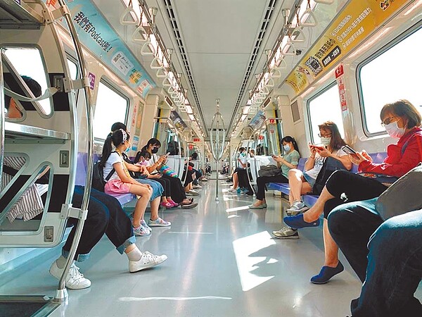 因應跨年人潮,桃園捷運12月31日早上6點至隔天1月1日晚上11點,普通車將連續41小時不打烊,直達車則維持原營運時刻表。(桃園捷運公司提供/陳夢茹桃園傳真)