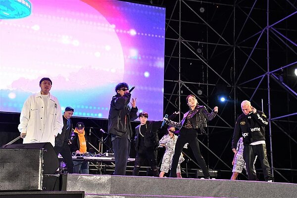 「彰化建縣300狂歡耶誕」歲末祈福活動25日晚間在鹿港鎮體育場歡樂登場，並施放高風焰火，寒風中，現場湧進3萬人觀賞，壓軸藝人台客嘻哈天團玖壹壹登場掀起最高潮。圖／彰化縣政府提供