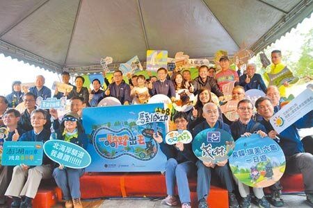 交通部25日在新竹縣峨眉湖畔,舉辦「2022臺灣新騎跡多元自行車道」發表會,公開16條多元自行車道路線。(莊旻靜攝)