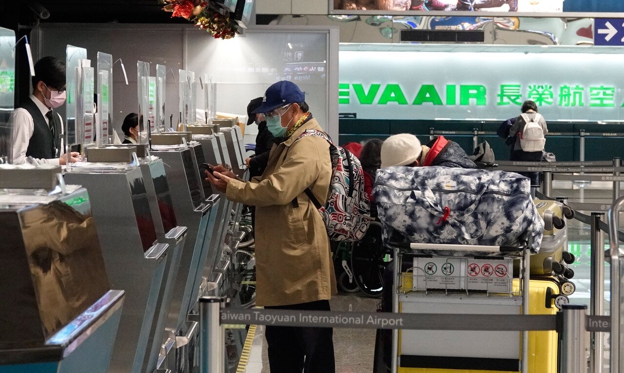 Omicron來勢洶洶,防範春節疫情升溫,中國大陸機場防疫新措施,嚴格要求加強清消,打亂許多台商返家航班,許多人感嘆「今年回家特別難」。圖為出境旅客在桃園機場長榮航空櫃檯報到。記者鄭超文/攝影