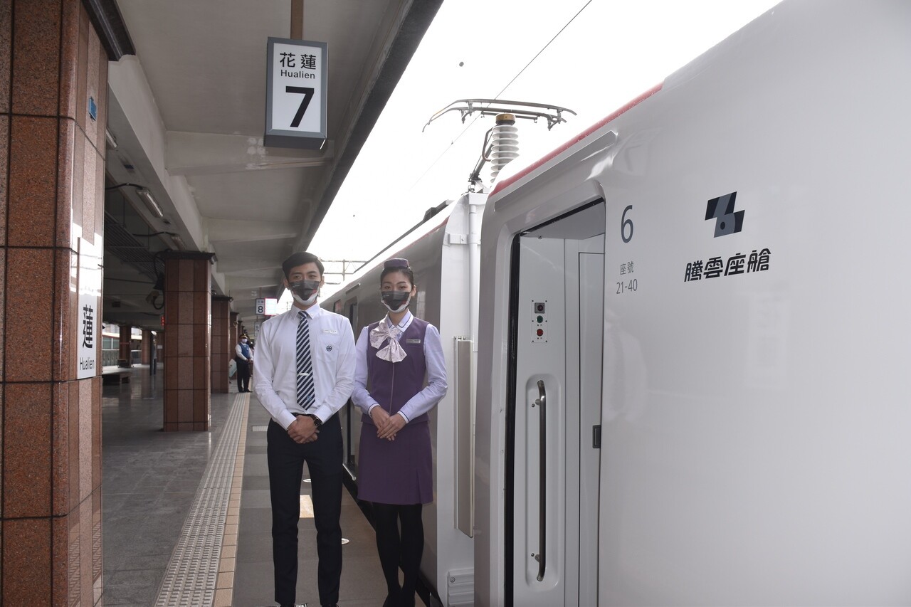 台鐵EMU3000新城際列車有專業服務員，打造列車新氣象。記者王思慧／攝影 