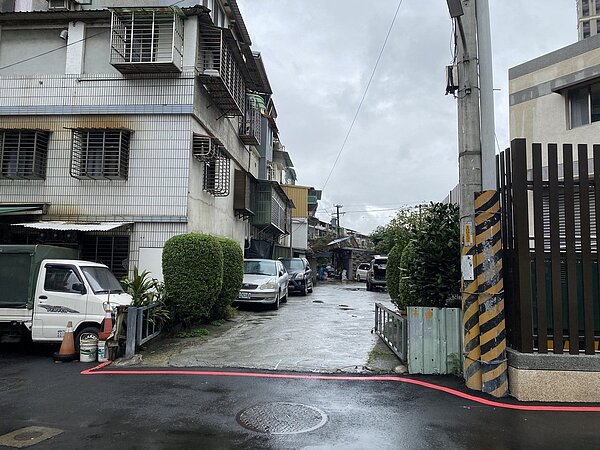 「永和區民享街23巷」為計畫道路範圍,卻被私人設置圍籬阻隔並做倉庫及停車使用,造成僅剩4至5公尺寬的道路通行。圖/新北工務局提供