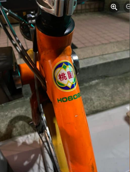 有網友日前在臉書社群貼出一張YouBike停在台北捷運永春租借站的照片,這輛小小黃上貼有「桃園」字樣,網友驚問「是誰這麼拚命?從桃園騎來永春捷運站?」圖/引用自網路