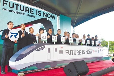 台鐵EMU3000新城際列車26日投入營運,可望提升東線4成以上運能。(莊哲權攝)