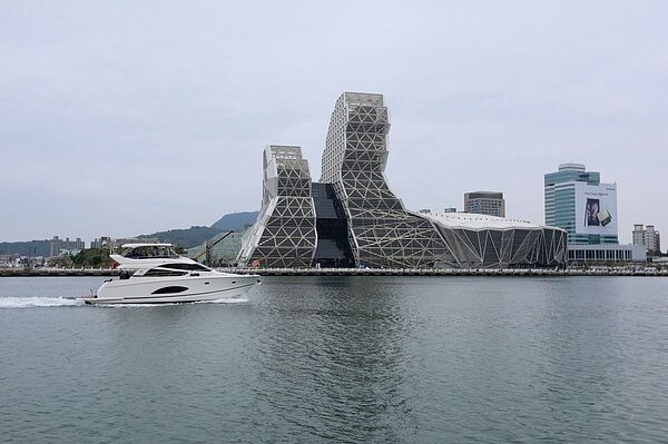 高雄港愛河灣遊艇碼頭A區興建營運招租案與亞果遊艇開發股份有限公司正式簽約。圖/高雄市政府提供
