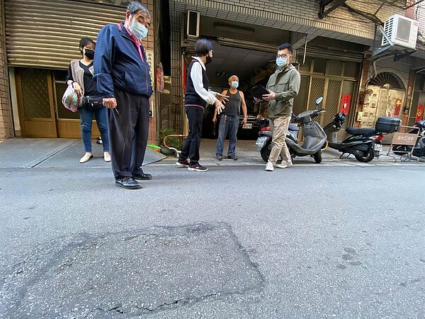三重六張街驚見「無底洞」,民代李翁月娥釐清原因。(李翁月娥服務處提供/戴上容新北傳真)