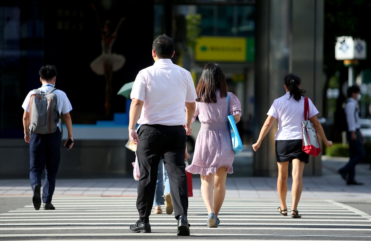 一名網友指出,他月收入7萬3千元,但覺得入不敷出,擔心無法結婚生子。圖/聯合報系資料照