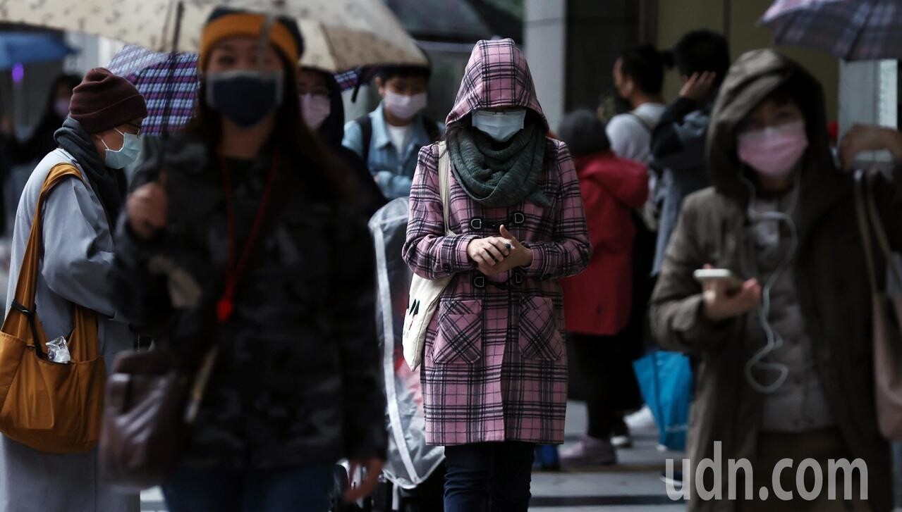 大陸冷氣團發威，外出民眾紛紛穿戴起厚外套、毛帽及圍巾禦寒。聯合報系記者侯永全／攝影 