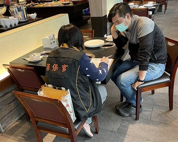 府城小吃喊漲,台南市政府法制處消保官稽查小吃業者有無哄抬價格情況。(台南市政府提供/程炳璋台南傳真)