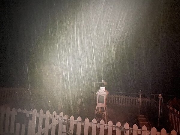 玉山北峰於今日清晨3時15分起開始降雪。圖/讀者提供