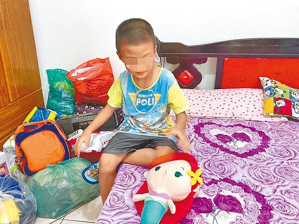 雖然阿慶都是穿自己的二手衣,但他笑著說「這是喜歡卡通的啊!我很喜歡」天真模樣讓人不捨。圖/中信慈善基金會提供