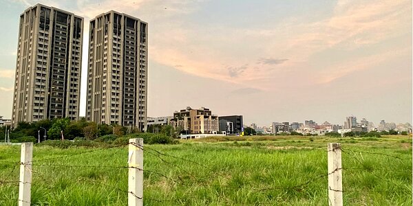 中央銀行祭出新一波的房市選擇性信用管制措施,展現打擊建商養地囤地的決心,也加強各行庫自律控管。圖/中時報系資料照
