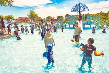 宜蘭縣有議員建議童玩節可開放免費入園,帶動人潮,刺激經濟發展。圖為2019年童玩節,遊客在園區戲水情形。(本報資料照片)