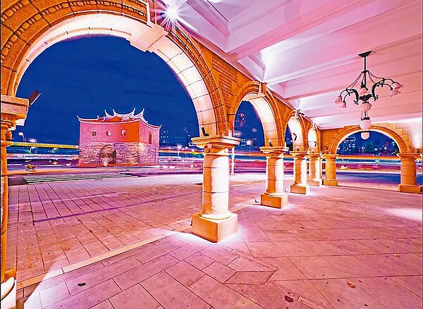 老房子影像徵件活動，此次前三名得獎作品，分別為蕭慶良從台北郵局拱廊所拍攝的「北門」。圖／北市文化局提供