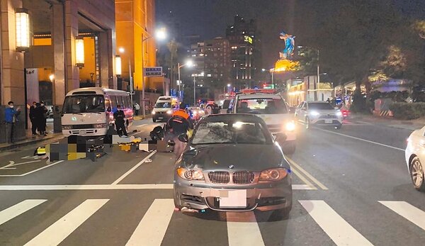 高市前金區河東路26日晚間發生一起車禍，BMW車主酒駕在路口衝撞路人，造成一家四口受傷，母親不治。圖／翻攝照
