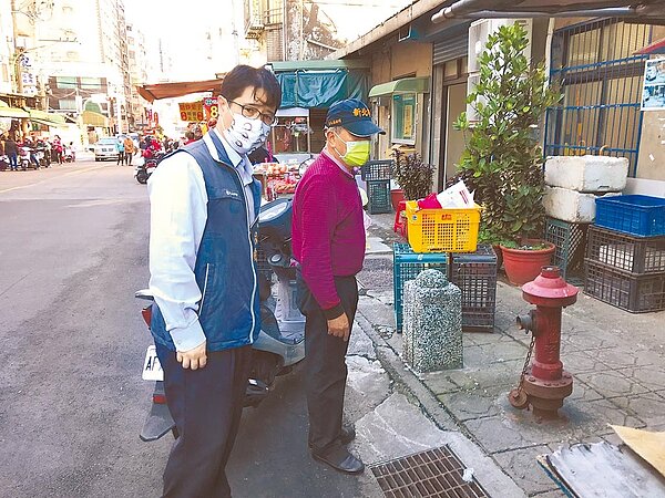 新北市鶯歌公有市場周邊人行道路殘破不堪,近30年未整修,長期以來又被流動攤販占據。圖/新北市議員蘇泓欽提供